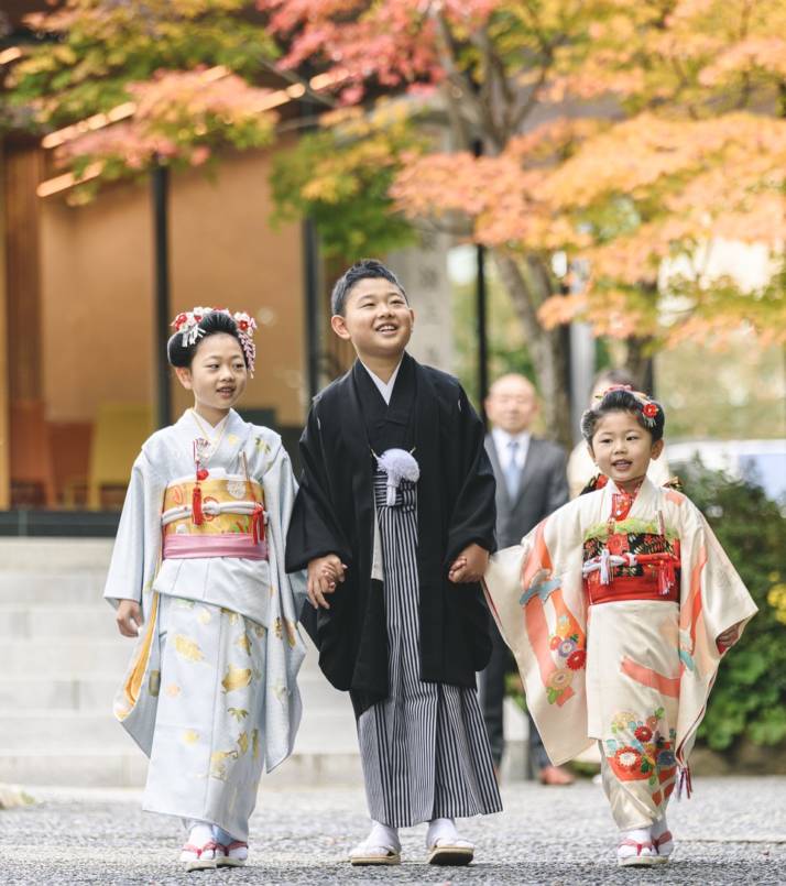 芦屋神社の受付までの道を歩く七五三の子どもたち
