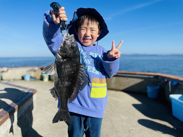 兵庫県洲本市にある淡路島観光ホテルで大きな魚を釣った男の子