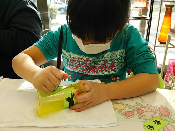 ガラス工芸サンドブラスト本部教室で制作体験を行う子ども