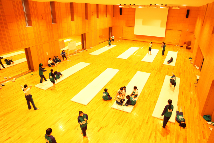 文京学院大学女子中学校のジャシーホールで生徒たちが運動するようす
