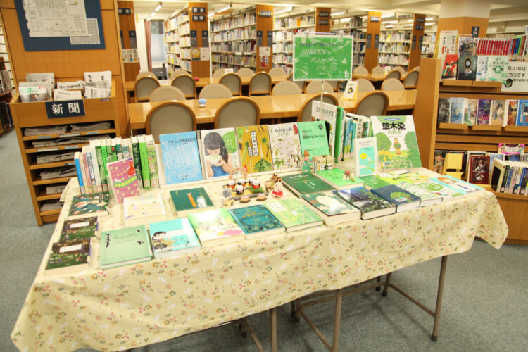 文京学院大学女子中学校の図書室にある「GREEN」にちなんだ本が並んだ特設コーナー