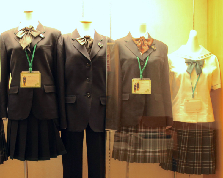 文京学院大学女子中学校の制服を着たマネキンが並ぶようす