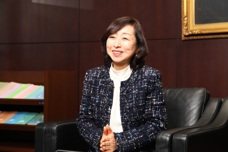 文京学院大学女子中学校の副学長で中高グローバル教育担当の島田美紀先生がインタビューに応えるようす