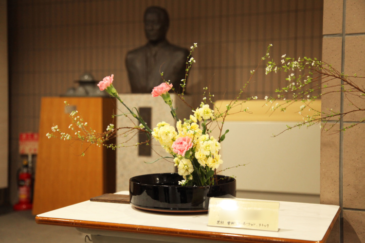 文京学院大学女子中学校のエントランスに飾られた生け花