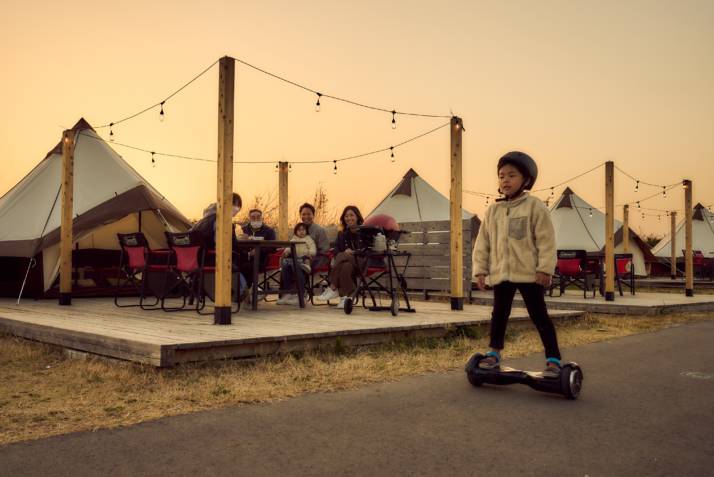 千葉県館山市の「CAMPGROUND BREEZE TATEYAMA」でセグウェイに乗って遊ぶ子ども