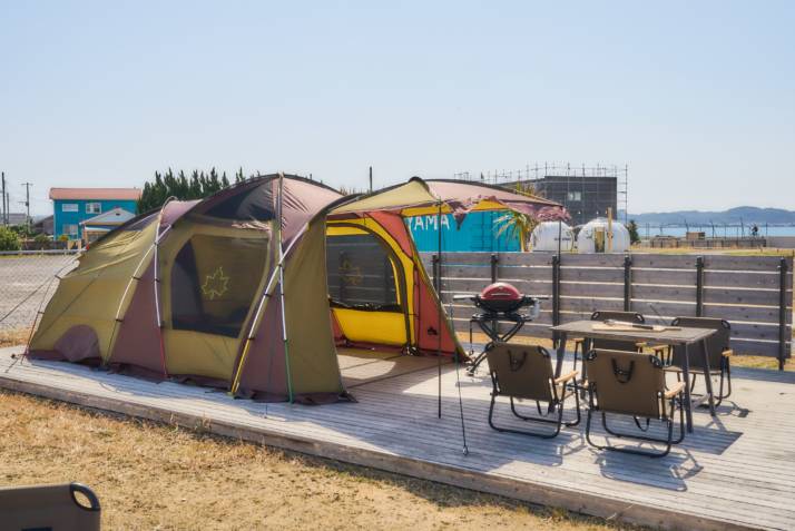千葉県館山市にある「CAMPGROUND BREEZE TATEYAMA」のウッドデッキサイトにある常設テント