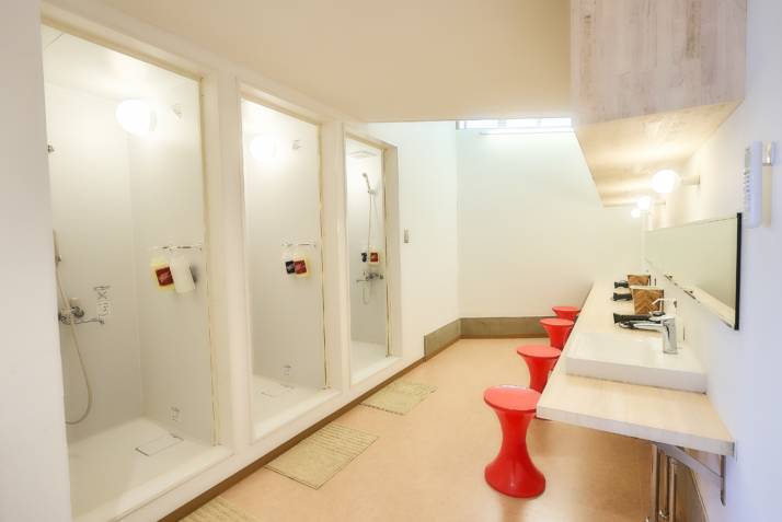 千葉県館山市の「CAMPGROUND BREEZE TATEYAMA」にあるシャワー室