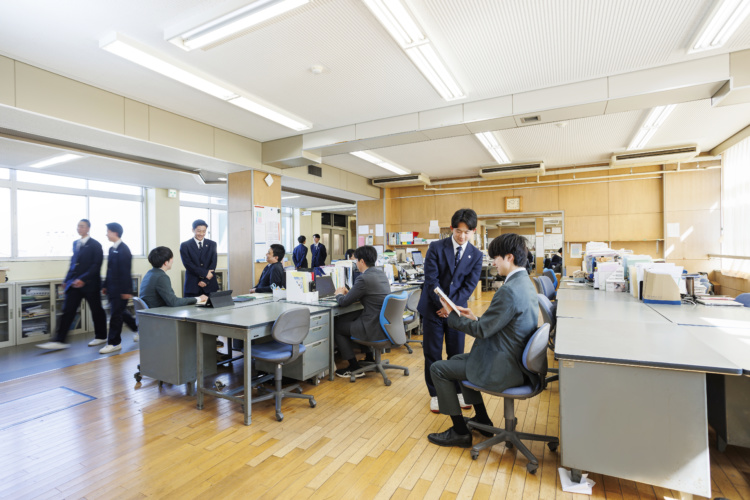 武相中学・高等学校の職員室内の生徒と教員のコミュニケーション