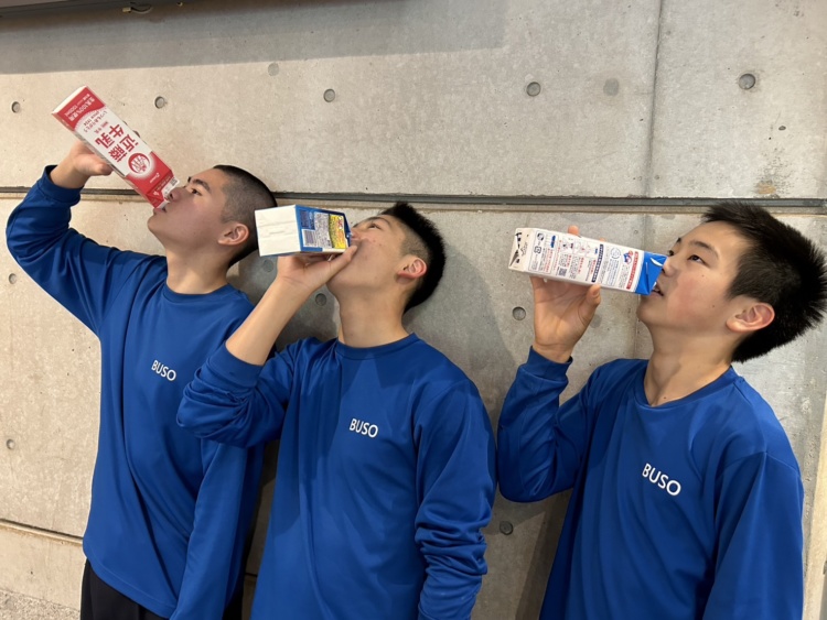 武相中学・高等学校のバレーボール部員が牛乳を飲む様子