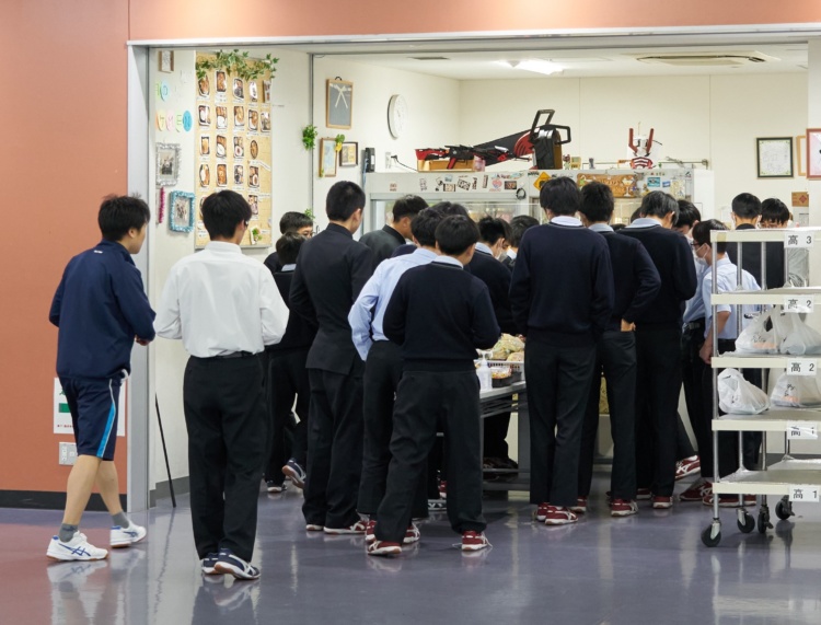 日本大学豊山中学校・高等学校の売店に集まる生徒たち