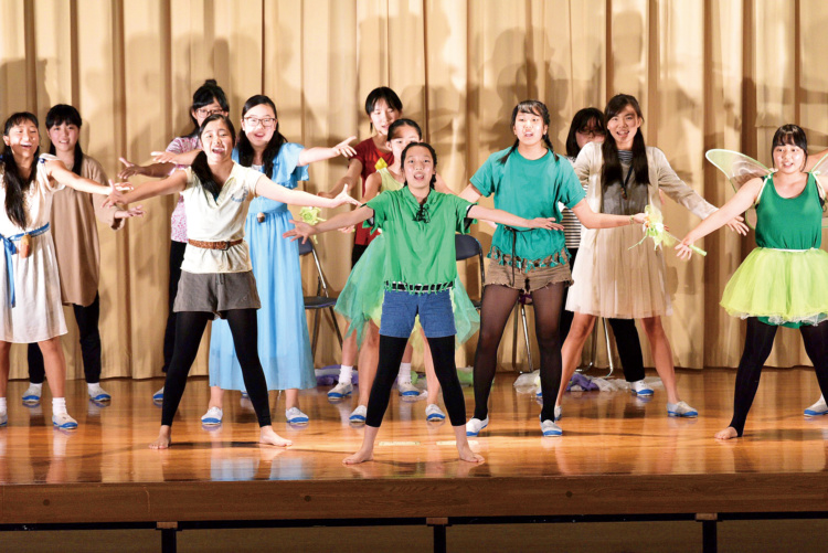 聖セシリア女子中学校・高等学校の「イングリッシュエクスプレス」の授業で舞台に立つ生徒たち