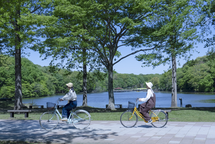 栃木県真岡市の井頭温泉チャットパレスに隣接している井頭公園でサイクリングをしている人たち