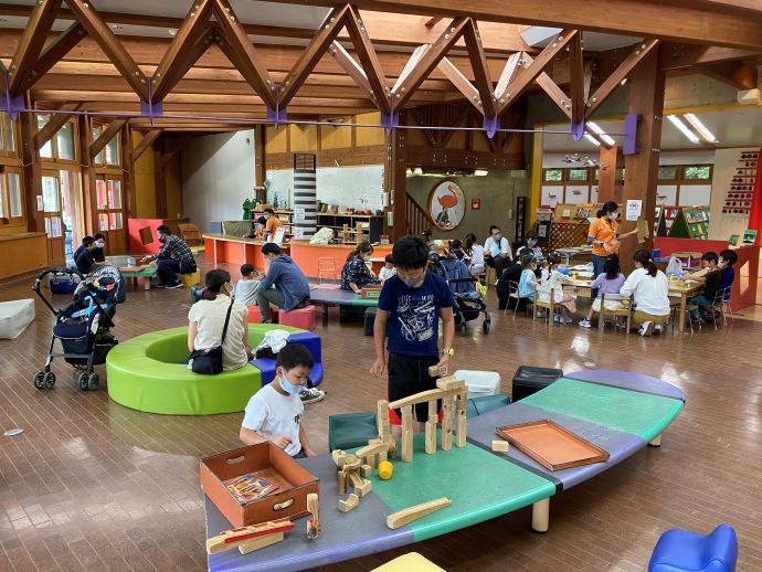 篠山チルドレンズミュージアム内で遊ぶ子どもたち