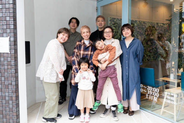 サークルの店長・小堀さんとご家族、スタッフの集合写真