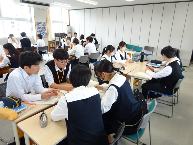 岡山大安寺中等教育学校の生徒がグループになって課題に取り組むようす