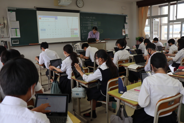 岡山大安寺中等教育学校の生徒が授業を受けるようす