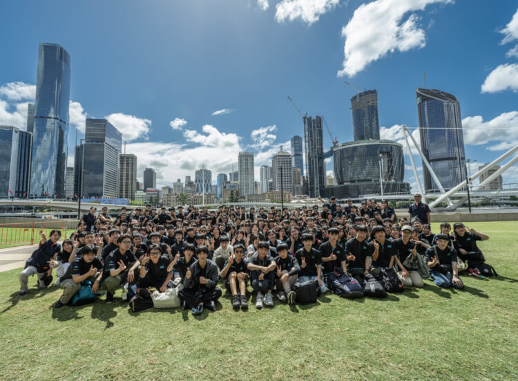 岡山大安寺中等教育学校の生徒がオーストラリアで記念撮影する様子