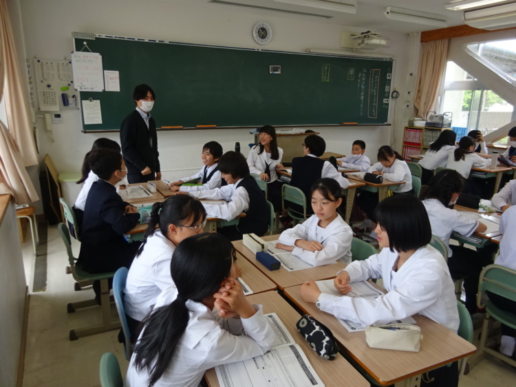 岡山大安寺中等教育学校の生徒が授業を受けるようす