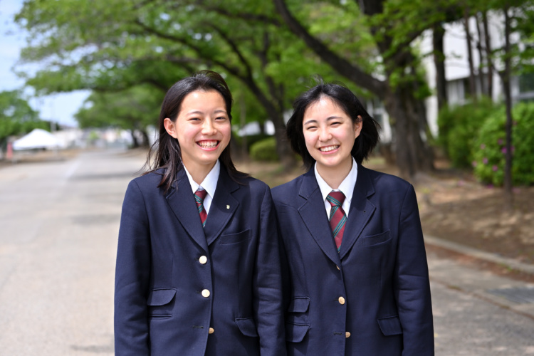 獨協埼玉中学高等学校の2人の女子高校生