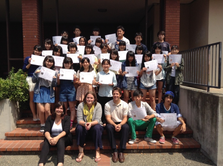 海外での語学研修に参加した生徒たちの集合写真