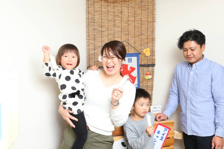 ドーミー倶楽部軽井沢の無料アイスキャンディーサービスに喜ぶ家族