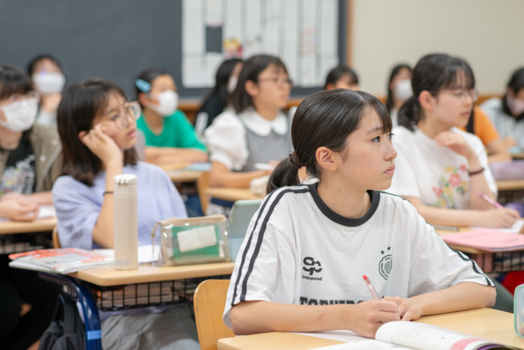 授業に聞き入る同志社女子中学校・高等学校の生徒たち