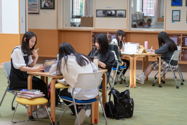 同志社女子中学校・高等学校の自習をする生徒たち