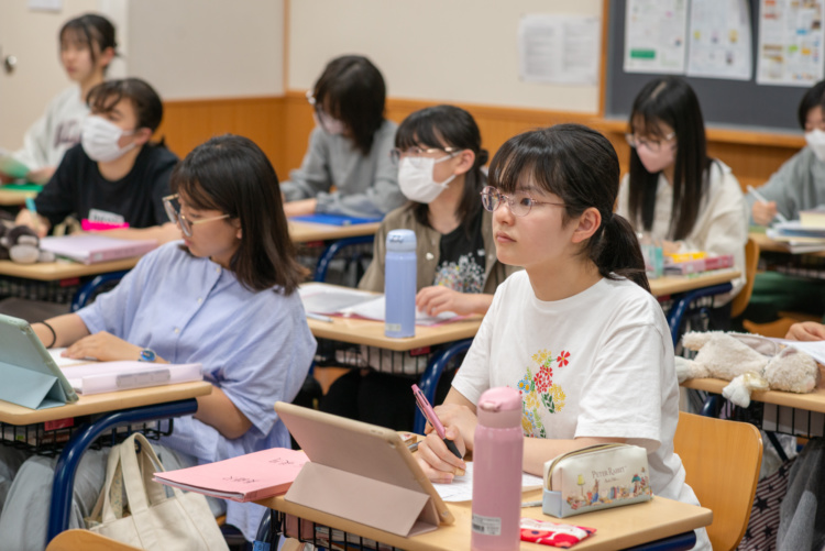 授業を受ける同志社女子中学校・高等学校の生徒たち