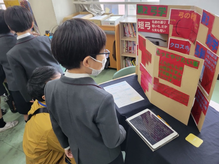 新渡戸文化小学校の「WonderTime」で調べた結果をボードで発表しているようす