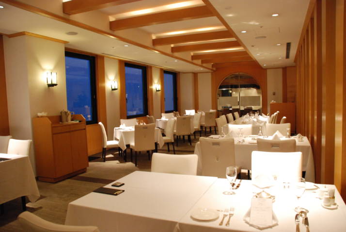 フルーツパーク富士屋ホテル内にある「西欧料理 ラ・コリーナ」
