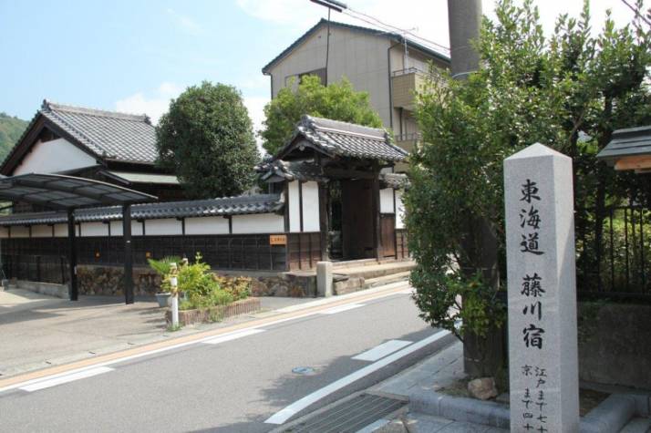 「道の駅 藤川宿」付近の「脇本陣」と石碑