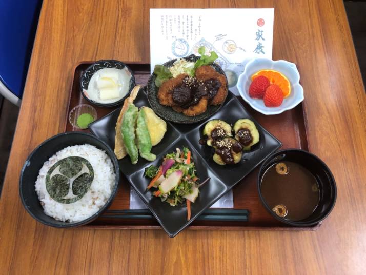 「道の駅 藤川宿」内のお食事処「よって味りん」で提供される「家康公御膳（数量限定）」