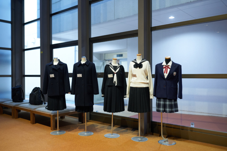 富士見中学校高等学校の講堂前にある制服