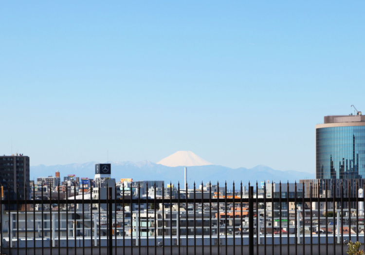 富士見丘中学・高等学校のペントハウスラウンジ屋上から見える富士山