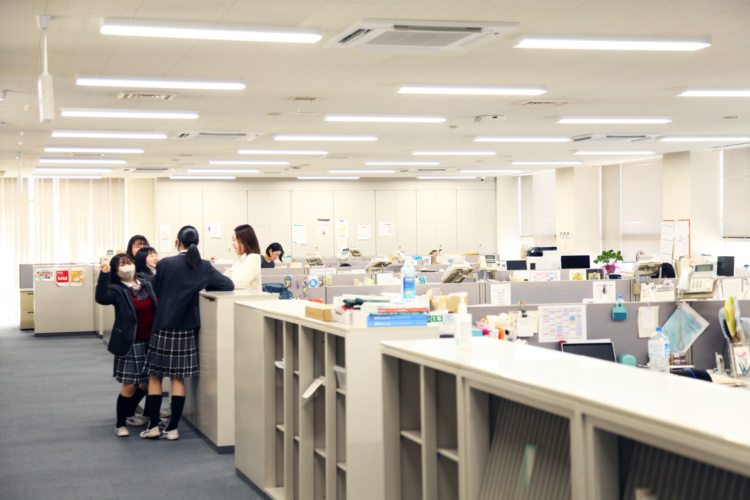 富士見丘中学・高等学校の在校生が職員室で先生と話している様子