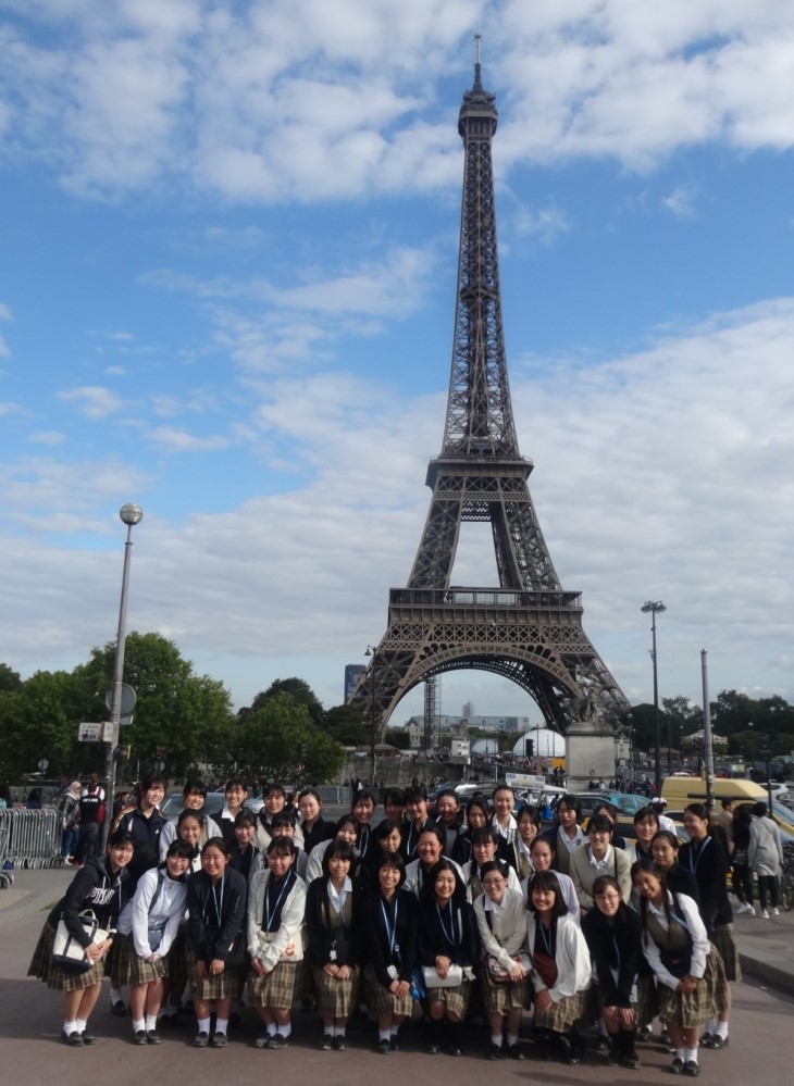 不二聖心女子学院中学校・高等学校の生徒が「ルーツへの旅」でフランスを訪れたときの様子