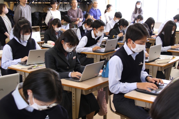 chromebookを活用した福山市立福山中学校の授業風景