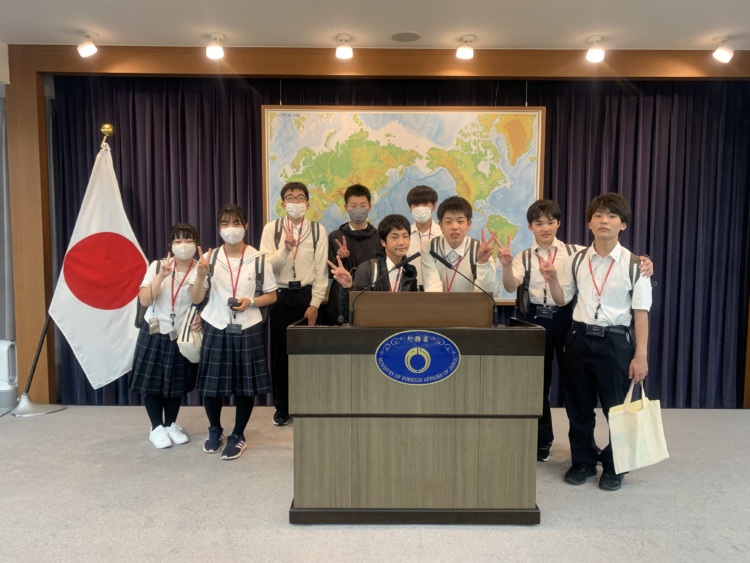 外務省を訪問した「古川学園中学校・高等学校」の生徒たち