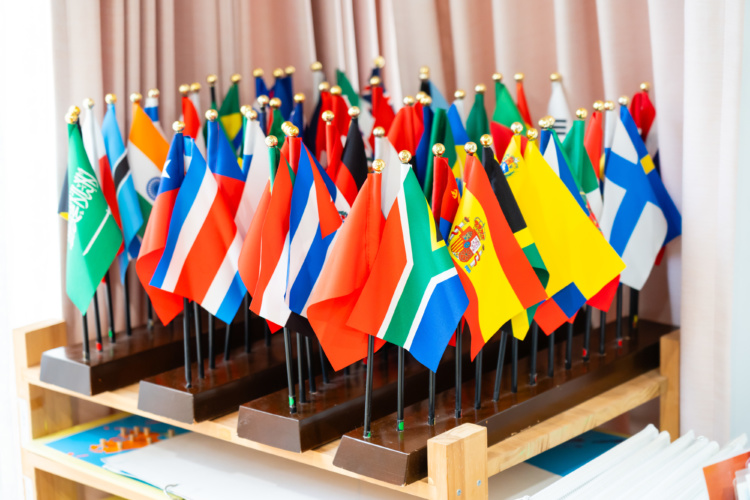 「フロンティアキッズグローバルスクール」にある世界各国の国旗