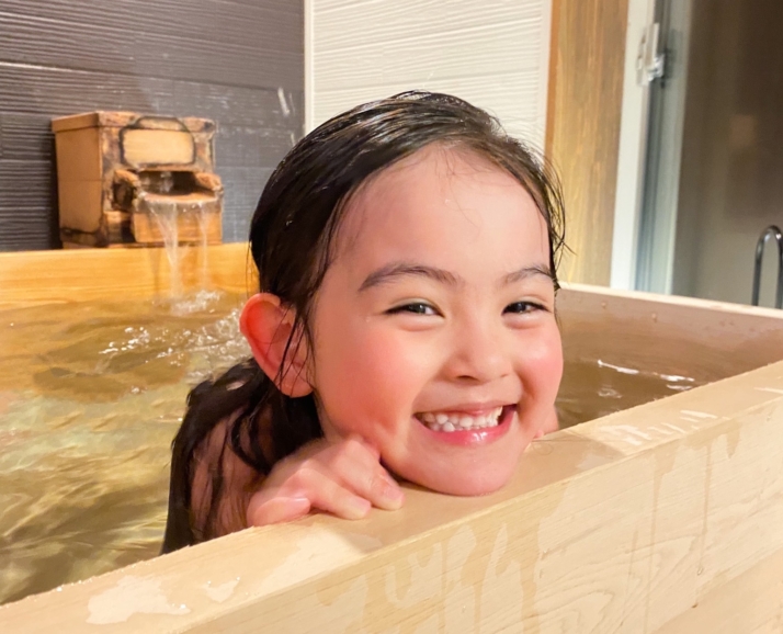 山梨県北杜市にある「1000Mのおもてなし 八ヶ岳ホテル風か」でお風呂に入る子ども