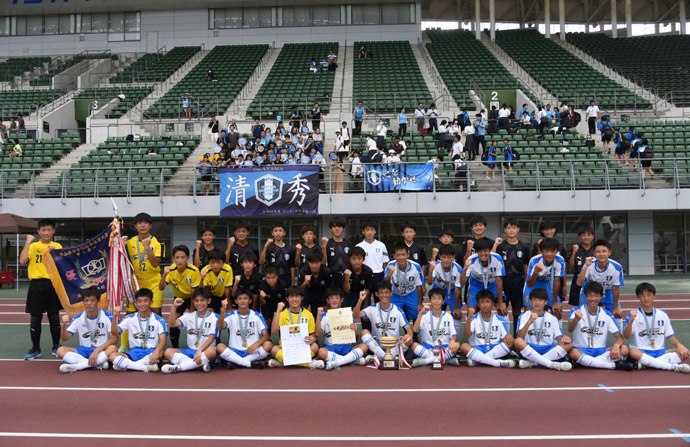 岡山学芸館清秀中学校のサッカー部が岡山県中学校夏季体育大会で優勝した様子