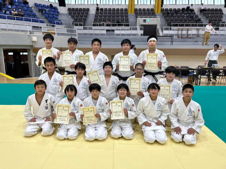岡山学芸館清秀中学校の柔道部が岡山県中学校夏季体育大会で優勝した様子