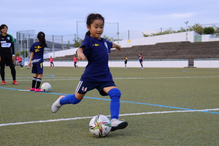 ボールを思いっきり蹴ろうとしているASハリマアルビオンジュニアの生徒の写真