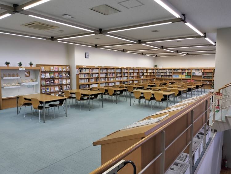 函館ラ・サール中学校・高等学校の図書室の様子