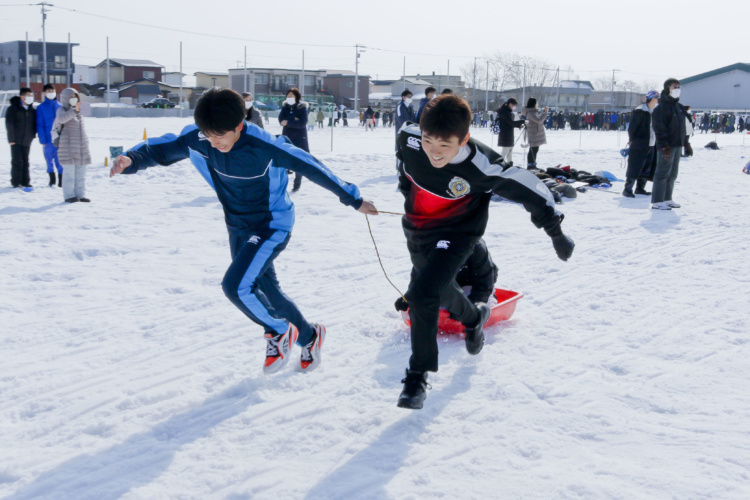 函館ラ・サール中学校・高等学校の雪中運動会の様子