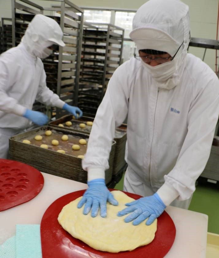 「八天堂カフェリエきさらづ」の併設工場での「くりーむパン」製造工程