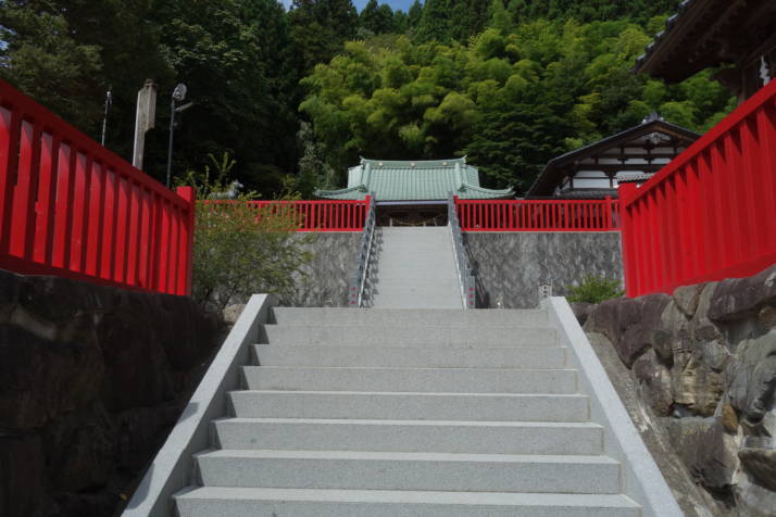 早馬神社の参道と階段