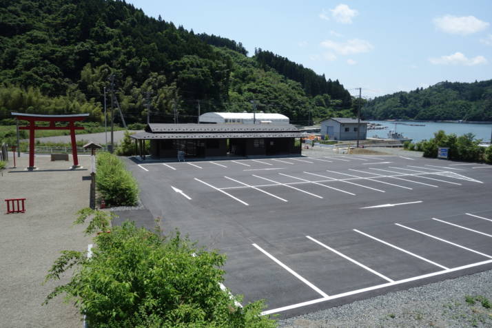 早馬神社の駐車場