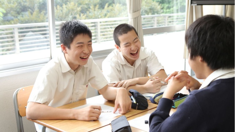 横浜隼人中学・高等学校の笑顔の生徒たち