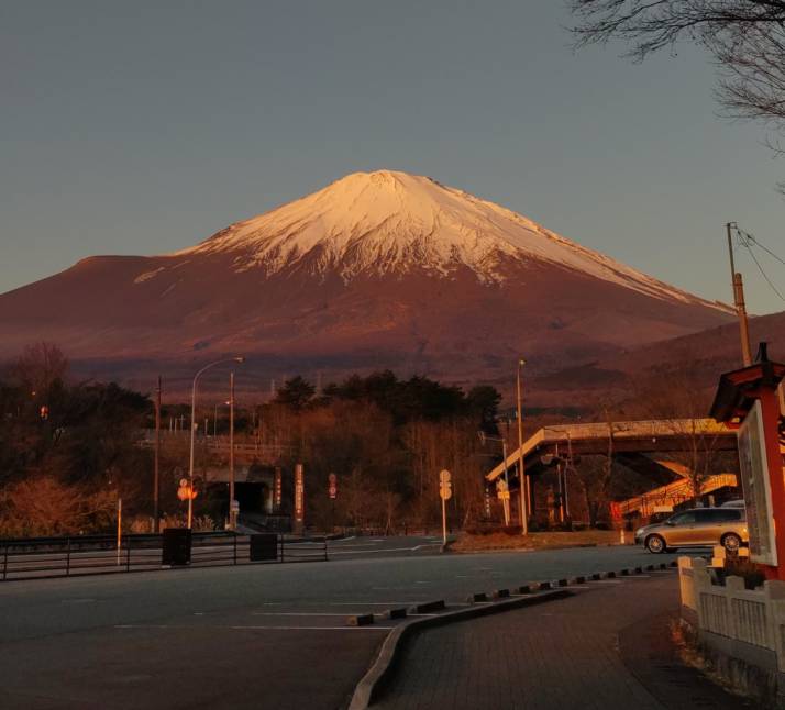 富士山東口本宮 冨士浅間神社の駐車場と富士山